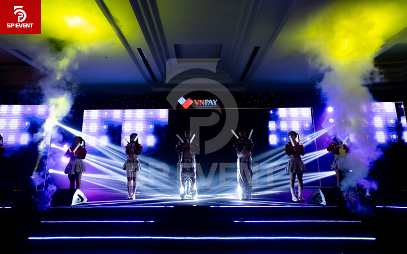 GỢI Ý KỊCH BẢN TIỆC CUỐI NĂM SÁNG TẠO – BÙNG NỔ CẢM XÚC NHÂN VIÊN